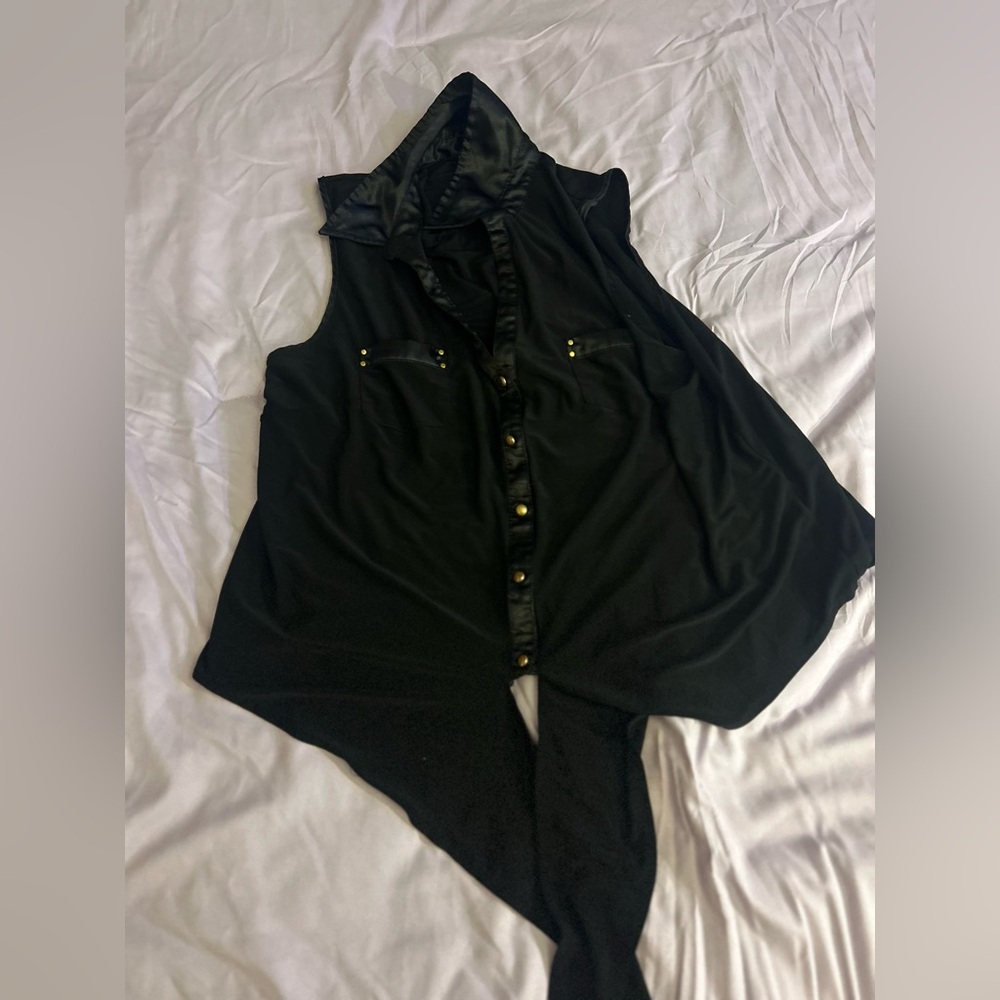 Sleeveless black tie in front blouse. Size 1X